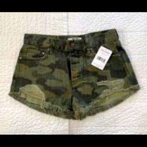 Free People Camo shorts- Size 25